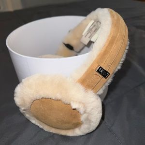 UGG earmuffs with device connector
